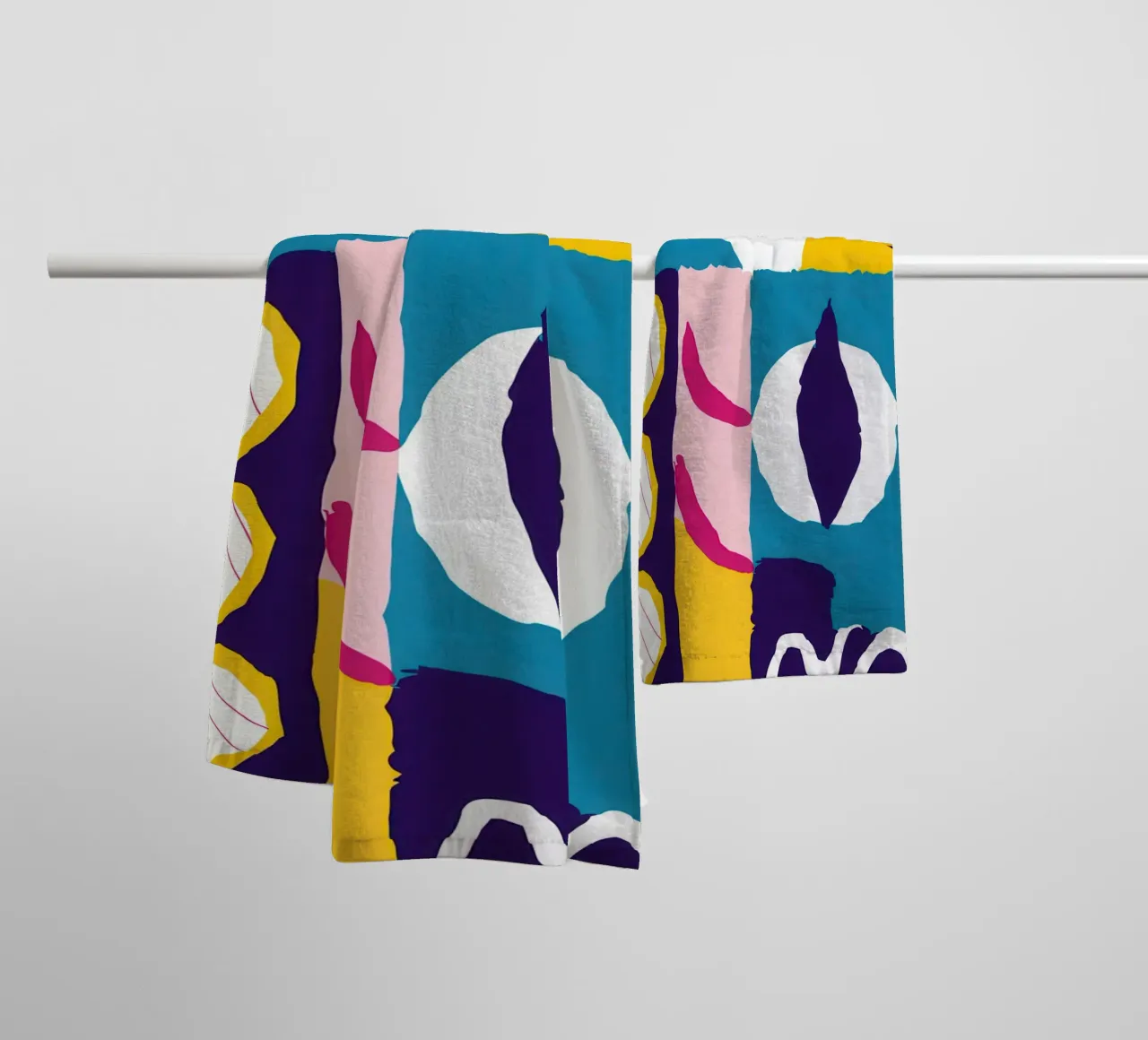 Gefragmenteerd gezicht Abstract badhanddoek van Frosh Pallete