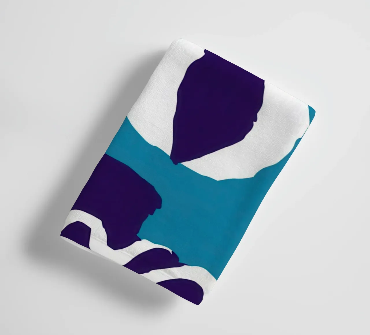 Gefragmenteerd gezicht Abstract badhanddoek van Frosh Pallete