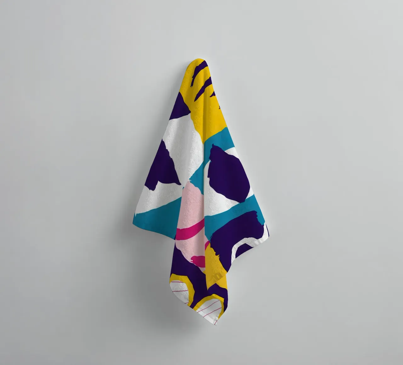 Gefragmenteerd gezicht Abstract badhanddoek van Frosh Pallete