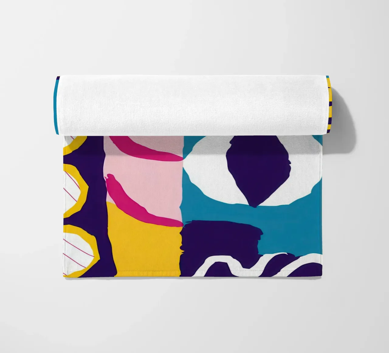 Gefragmenteerd gezicht Abstract strandhanddoek van Frosh Pallete