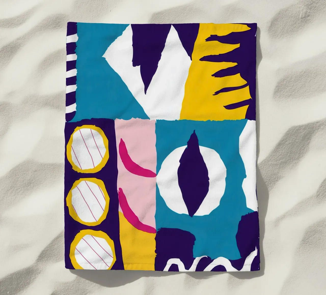 Gefragmenteerd gezicht Abstract strandhanddoek van Frosh Pallete