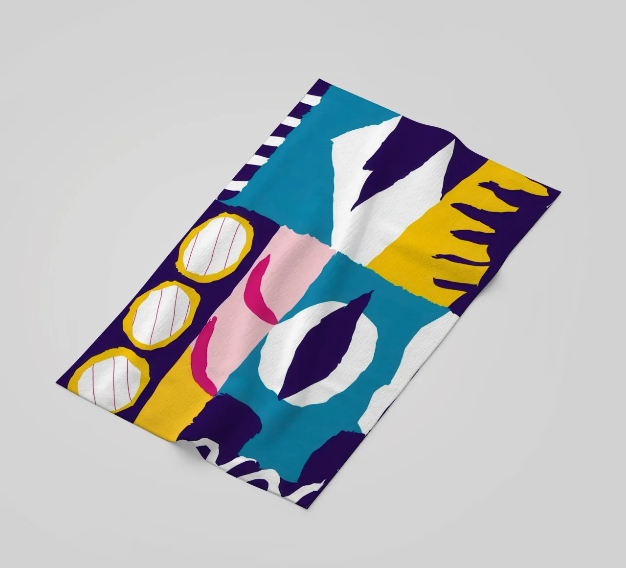 Gefragmenteerd gezicht Abstract strandhanddoek van Frosh Pallete