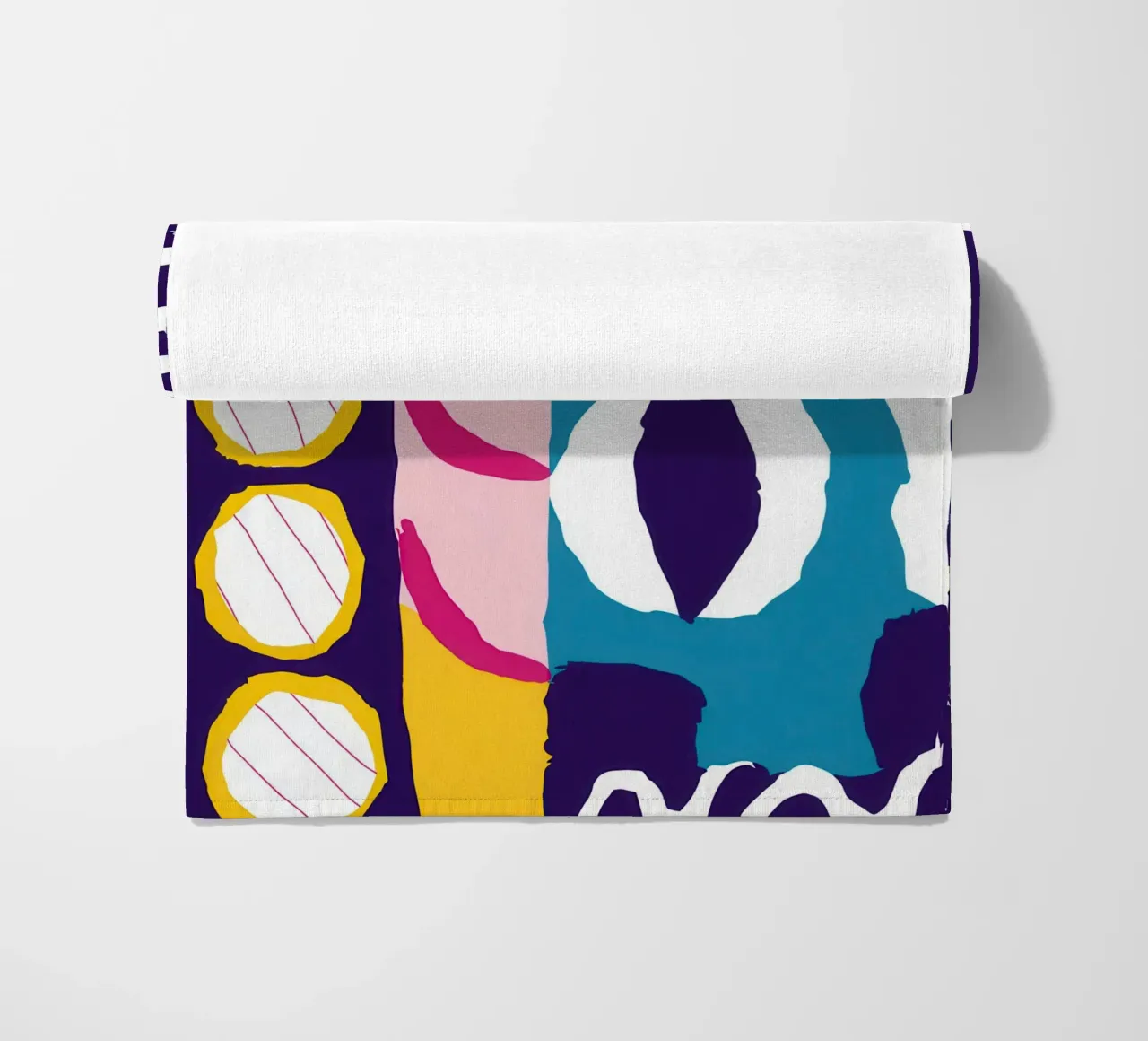 Gefragmenteerd gezicht Abstract strandhanddoek van Frosh Pallete