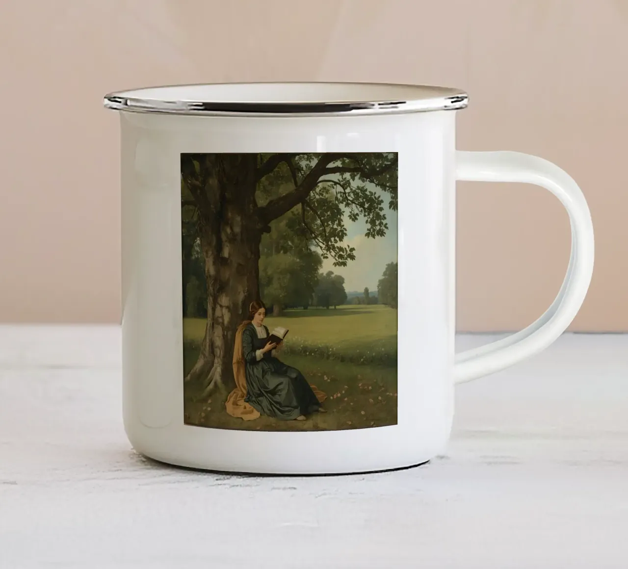 Ragazza che legge un libro sotto un grande albero in un parco verdeggiante tazza in smalto da DesignDoodle