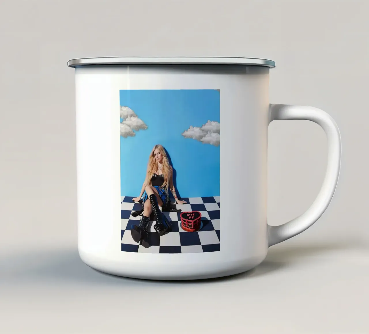 Avril Lavigne tazza in smalto da Musadad Shop