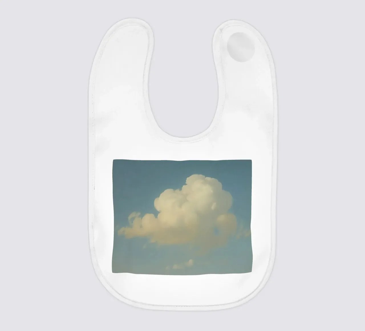 Una soffice nuvola bianca alla deriva in un cielo azzurro e limpido bavaglino da DesignDoodle