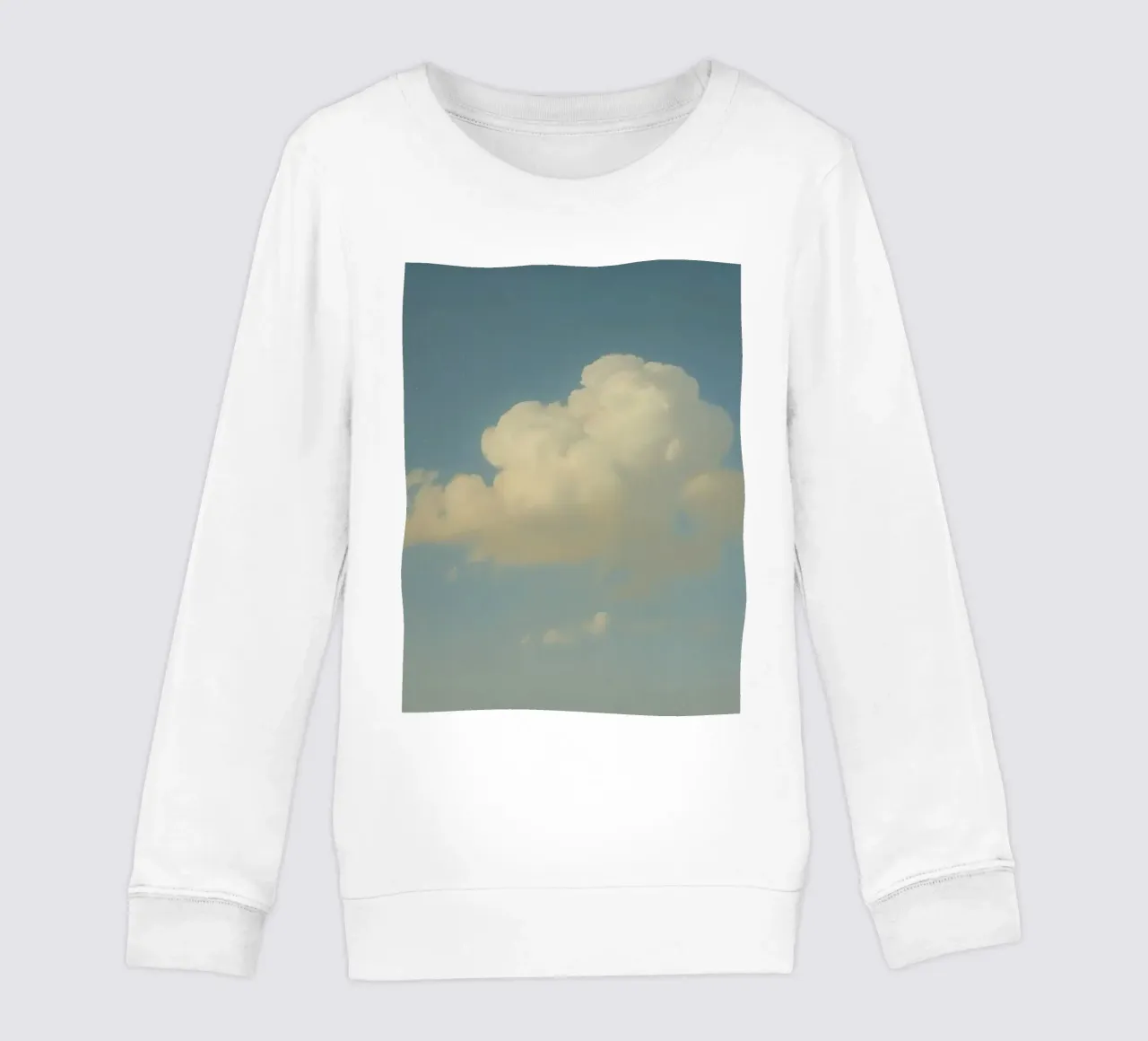Una soffice nuvola bianca alla deriva in un cielo azzurro e limpido felpa bambino da DesignDoodle