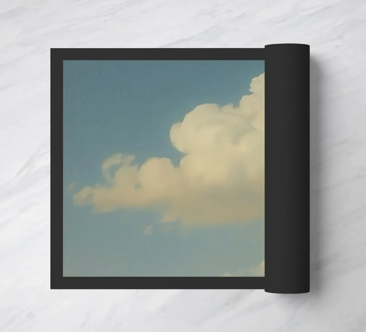 Una soffice nuvola bianca alla deriva in un cielo azzurro e limpido zerbino da DesignDoodle