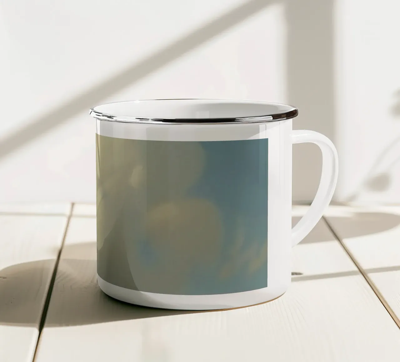 Una soffice nuvola bianca alla deriva in un cielo azzurro e limpido tazza in smalto da DesignDoodle