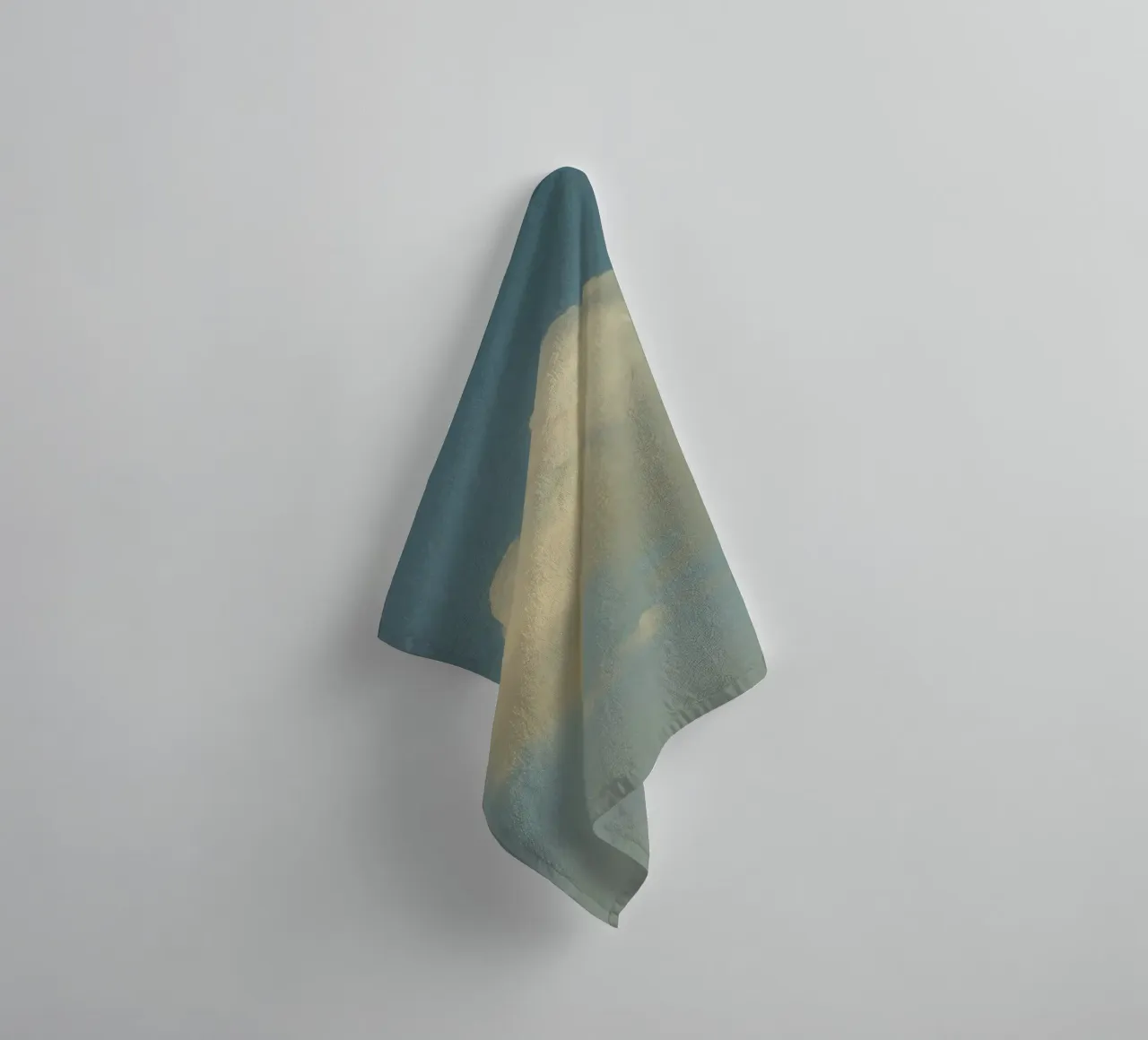 Nuage blanc à la dérive dans un ciel bleu clair serviette de bain de DesignDoodle