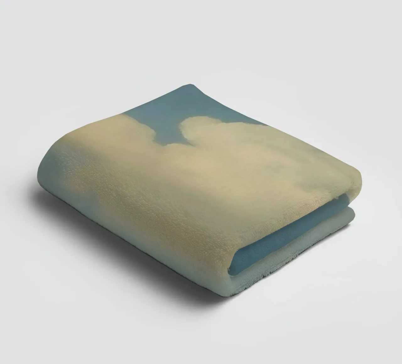 Nuage blanc à la dérive dans un ciel bleu clair serviette de bain de DesignDoodle