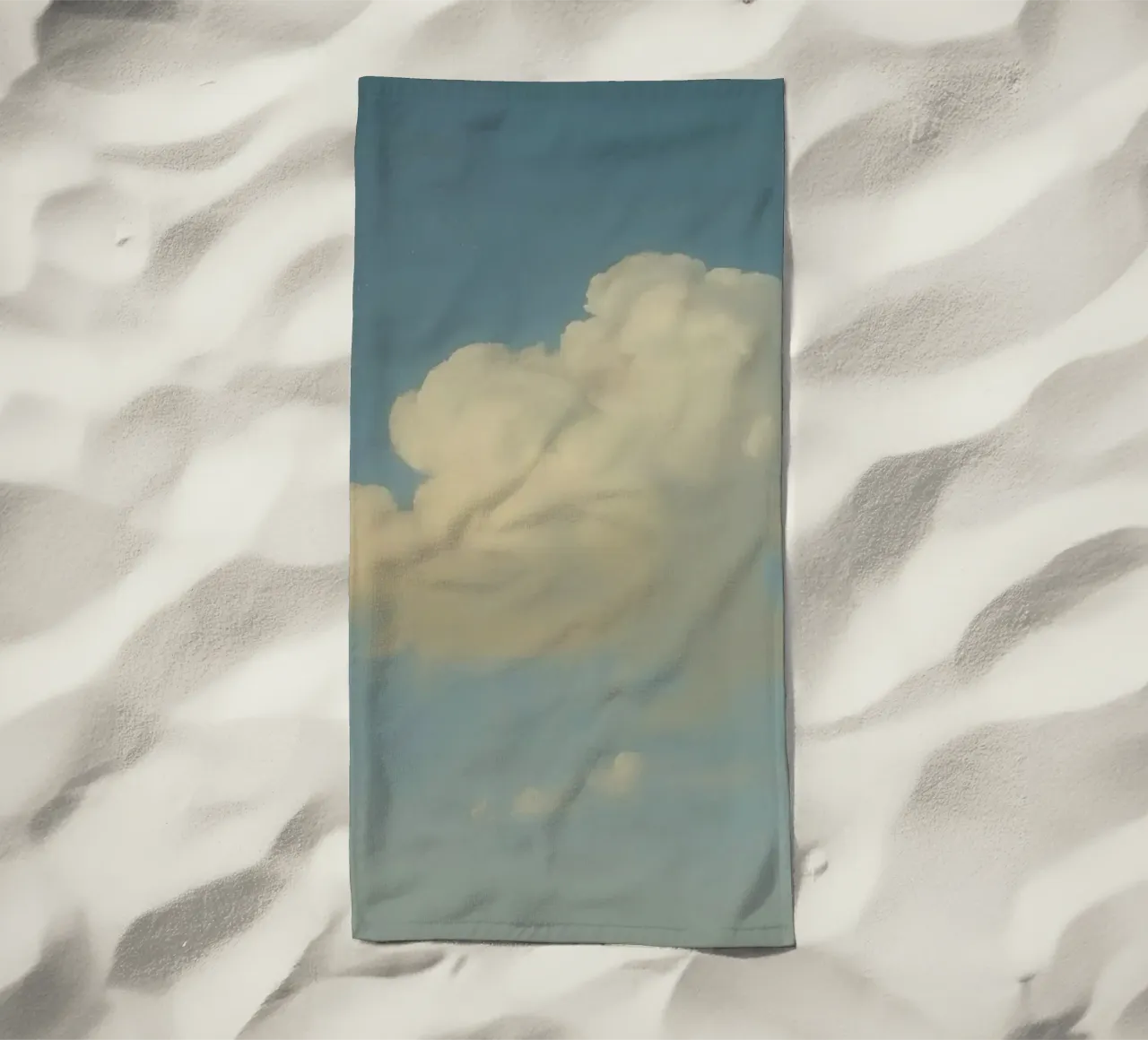 Una soffice nuvola bianca alla deriva in un cielo azzurro e limpido telo mare da DesignDoodle