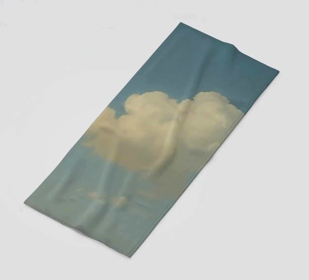 Una soffice nuvola bianca alla deriva in un cielo azzurro e limpido telo mare da DesignDoodle