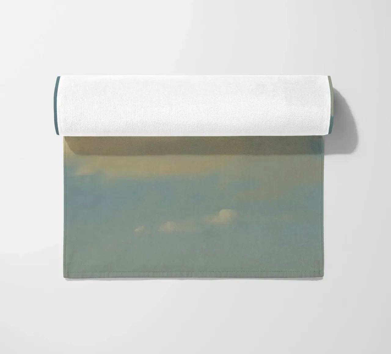 Una soffice nuvola bianca alla deriva in un cielo azzurro e limpido telo mare da DesignDoodle