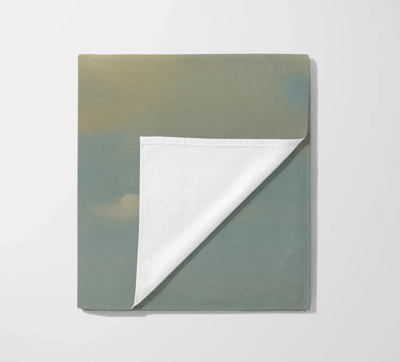 Una soffice nuvola bianca alla deriva in un cielo azzurro e limpido telo mare da DesignDoodle