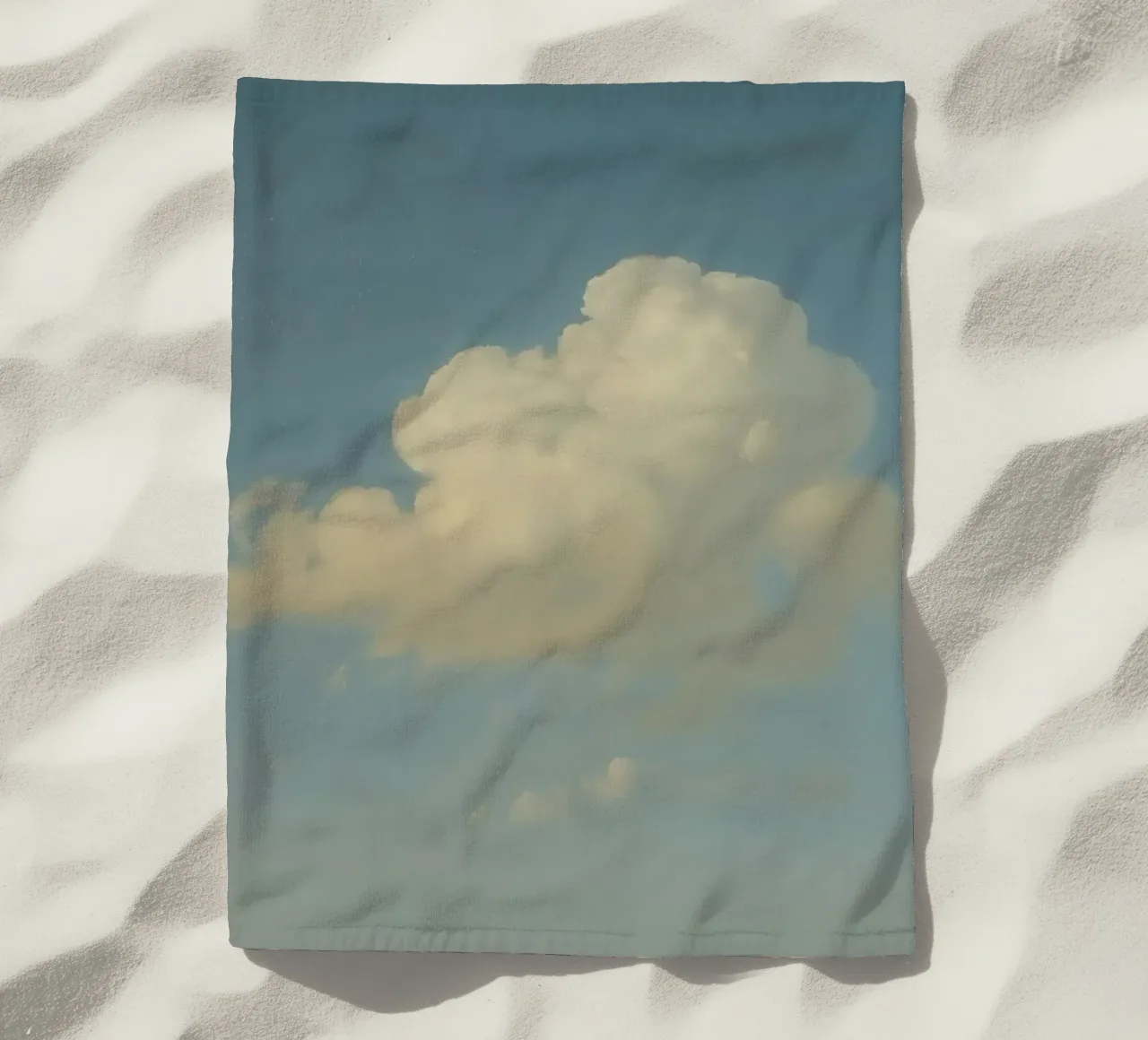 Una soffice nuvola bianca alla deriva in un cielo azzurro e limpido telo mare da DesignDoodle