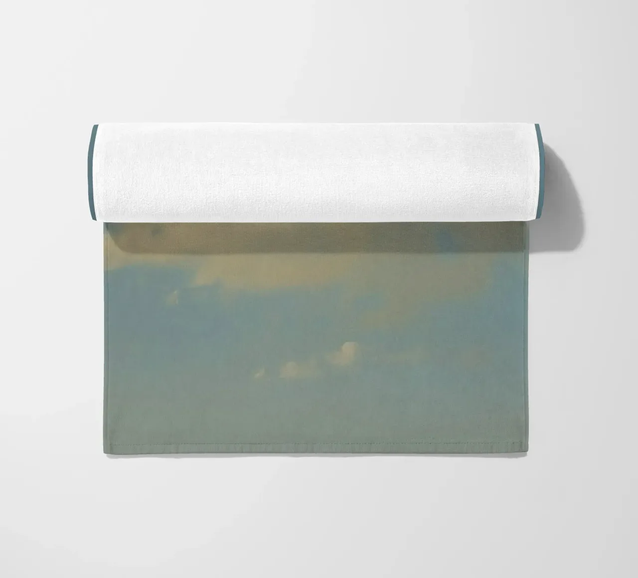Una soffice nuvola bianca alla deriva in un cielo azzurro e limpido telo mare da DesignDoodle