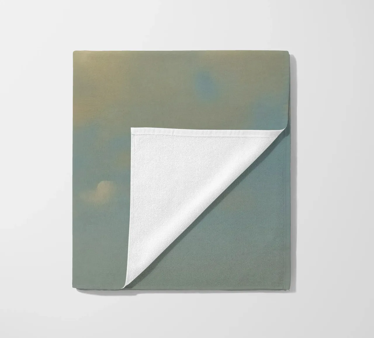 Una soffice nuvola bianca alla deriva in un cielo azzurro e limpido telo mare da DesignDoodle
