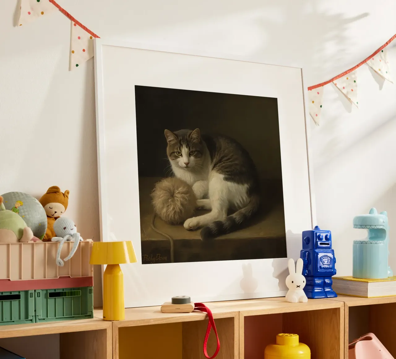 Grijs met witte kat rustend naast wollen garenbal poster met kunststof frame van DesignDoodle