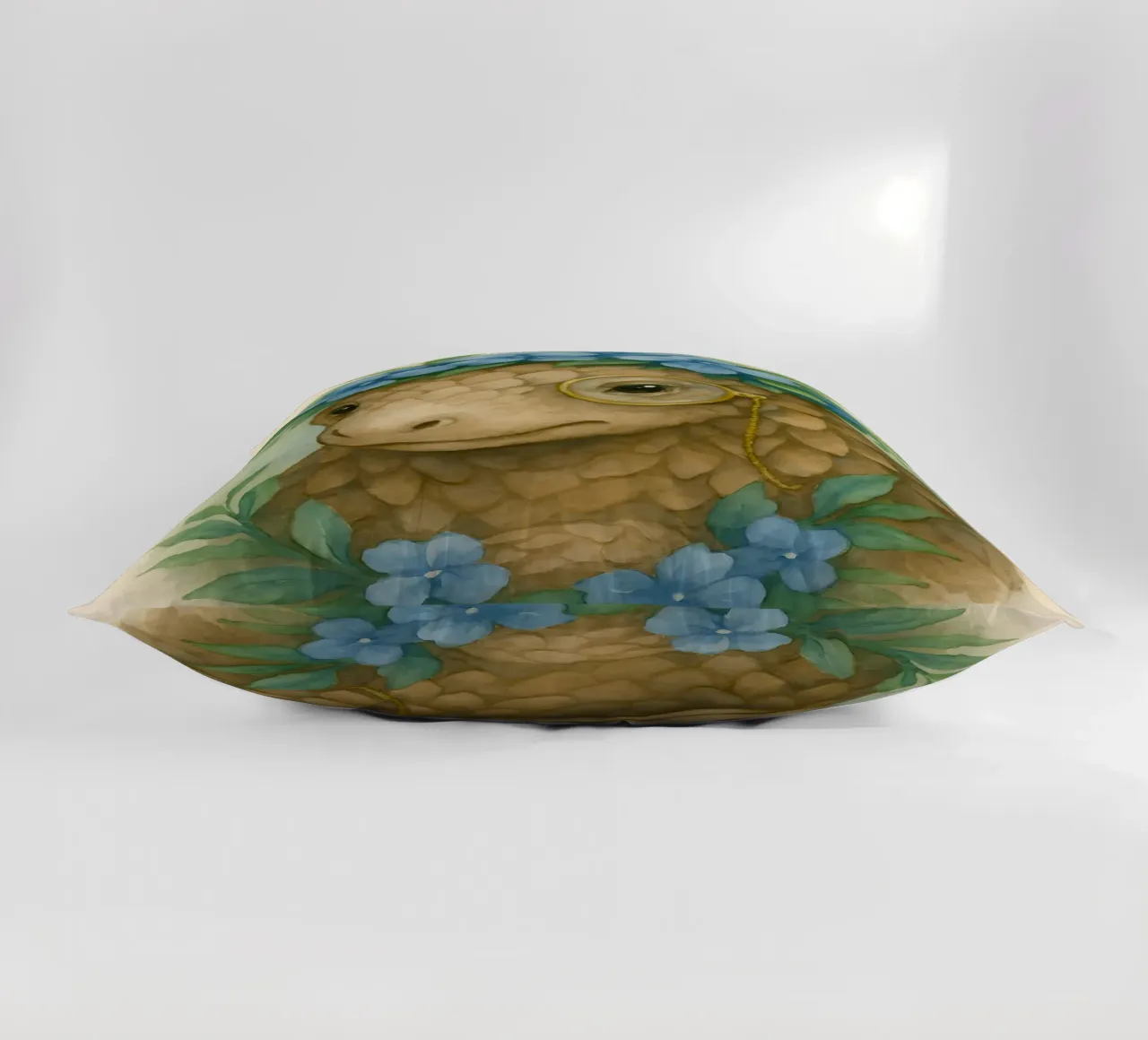 Lo studioso gentile: Pangolino in fiore cuscino da Graceful Desine