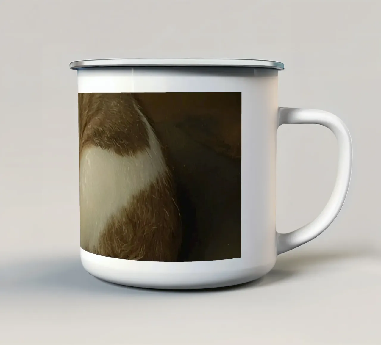 Gatto pacifico che dorme accoccolato su una superficie liscia tazza in smalto da DesignDoodle