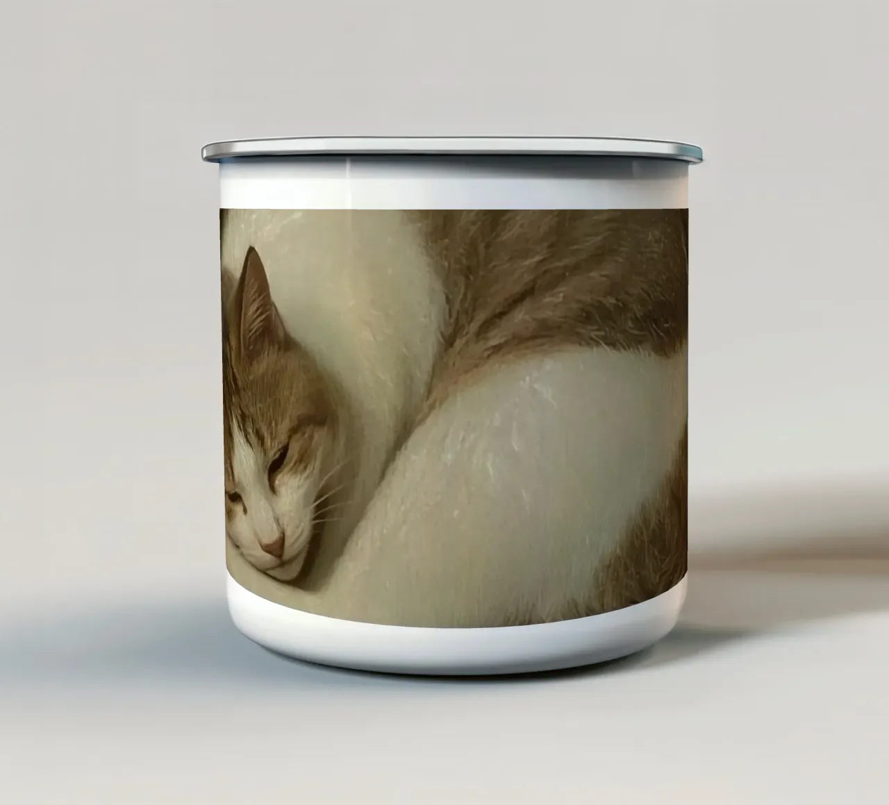 Gatto pacifico che dorme accoccolato su una superficie liscia tazza in smalto da DesignDoodle