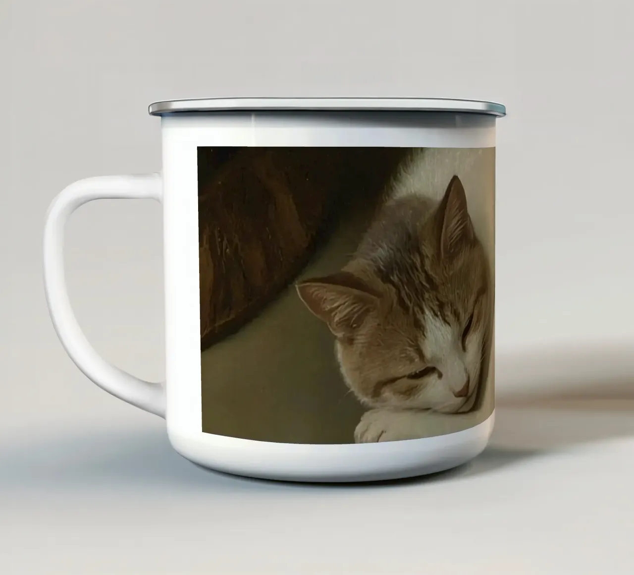 Gatto pacifico che dorme accoccolato su una superficie liscia tazza in smalto da DesignDoodle