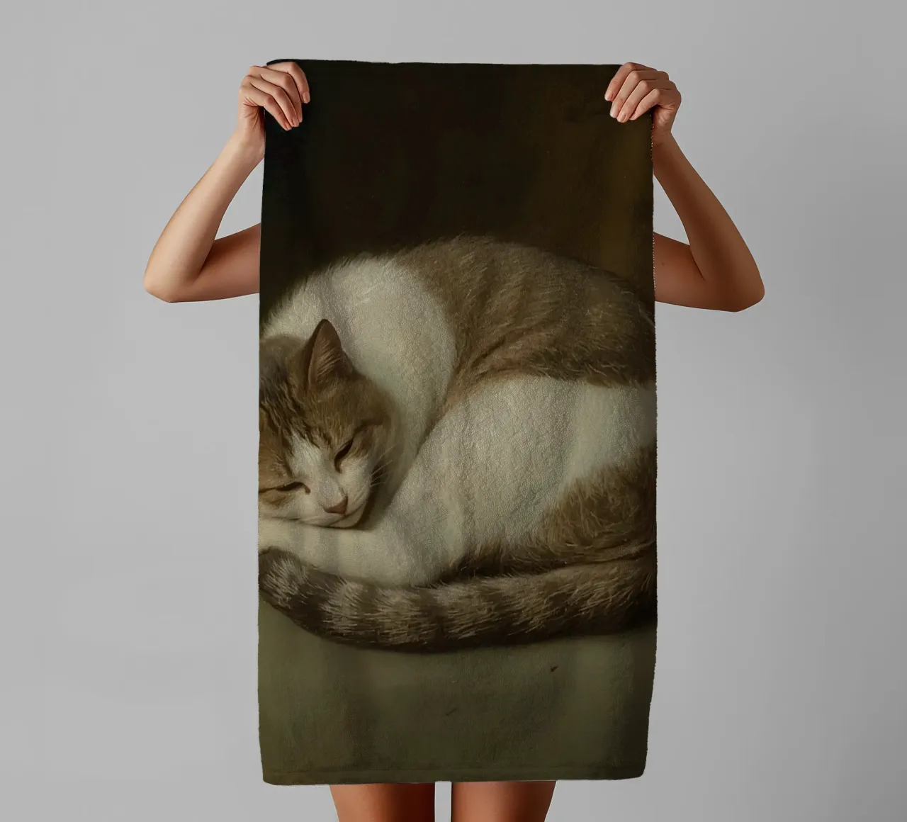 Gatto pacifico che dorme accoccolato su una superficie liscia asciugamano da bagno da DesignDoodle