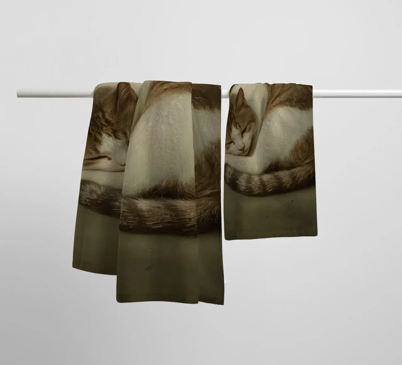 Gatto pacifico che dorme accoccolato su una superficie liscia asciugamano da bagno da DesignDoodle