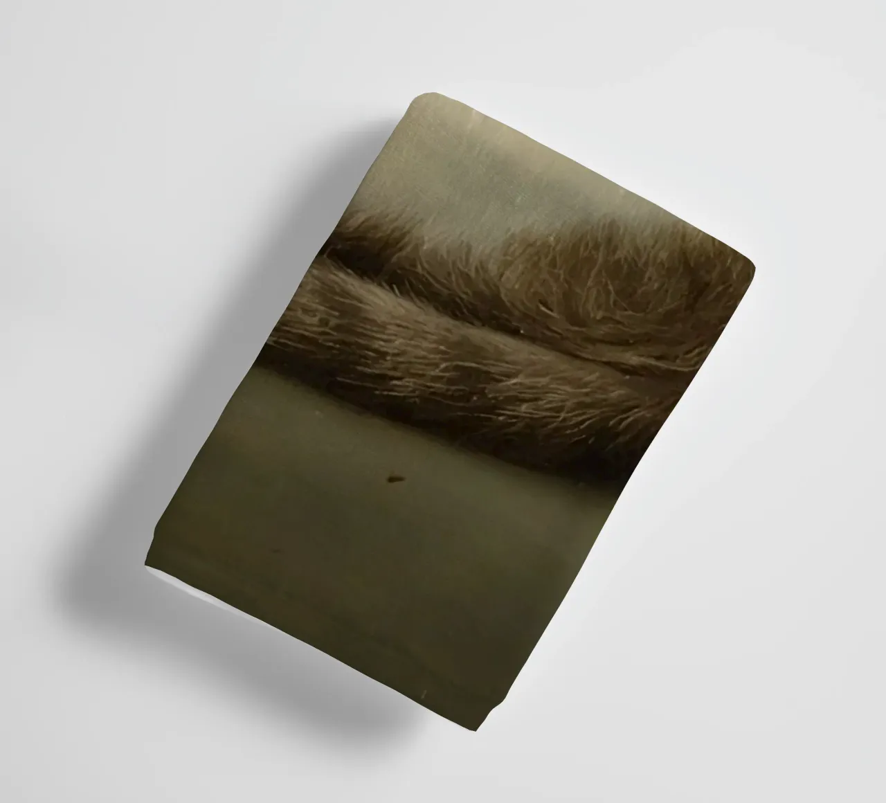 Gatto pacifico che dorme accoccolato su una superficie liscia asciugamano da bagno da DesignDoodle
