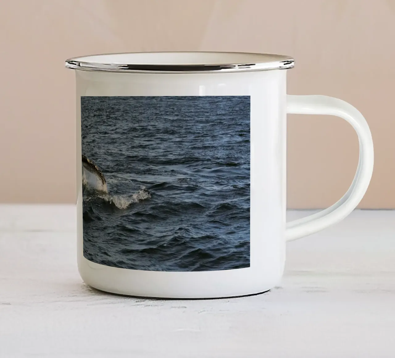 De walvis in de fjord emaille mok van thetraveller