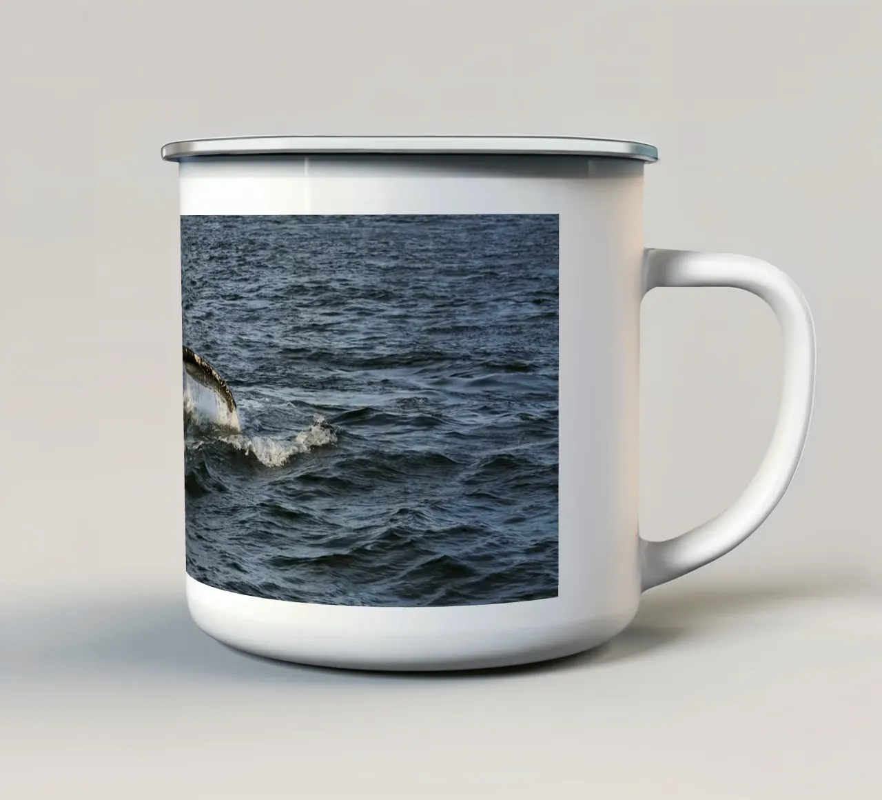 De walvis in de fjord emaille mok van thetraveller