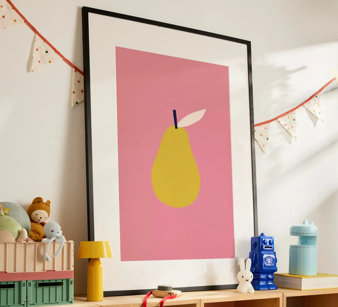 Pera gialla poster con telaio in plastica da Maren Gross
