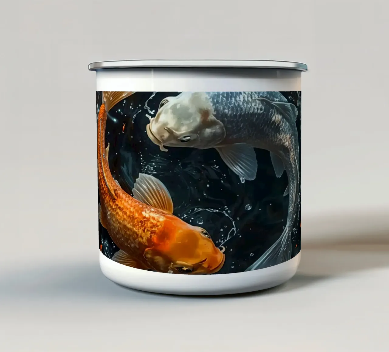 Deux poissons koi nageant dans un mouvement de ying yaang créant des ondulations mug en émail de DesignDoodle