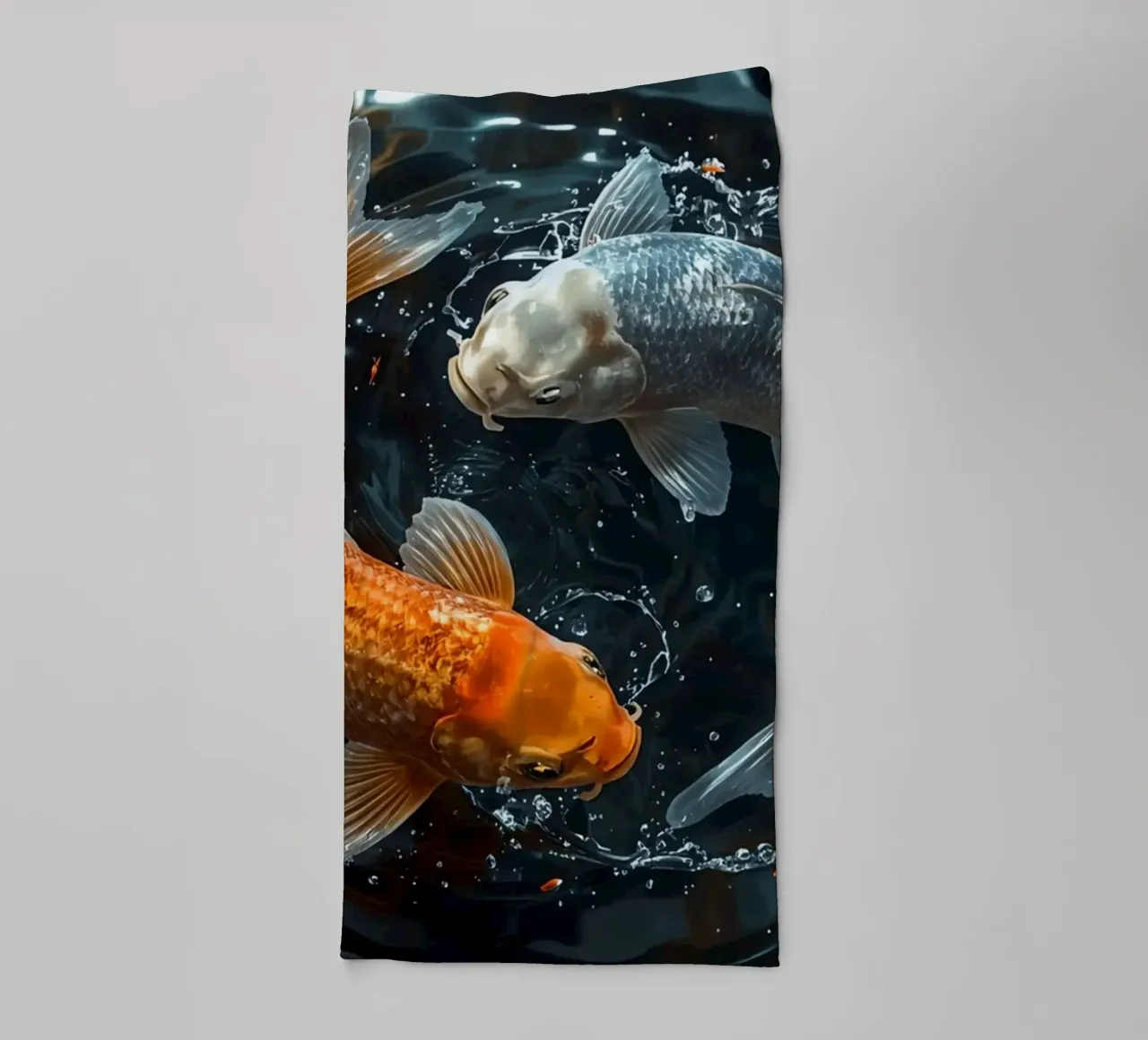 Dos peces koi nadando en movimiento ying yaang creando ondas toalla de baño de DesignDoodle
