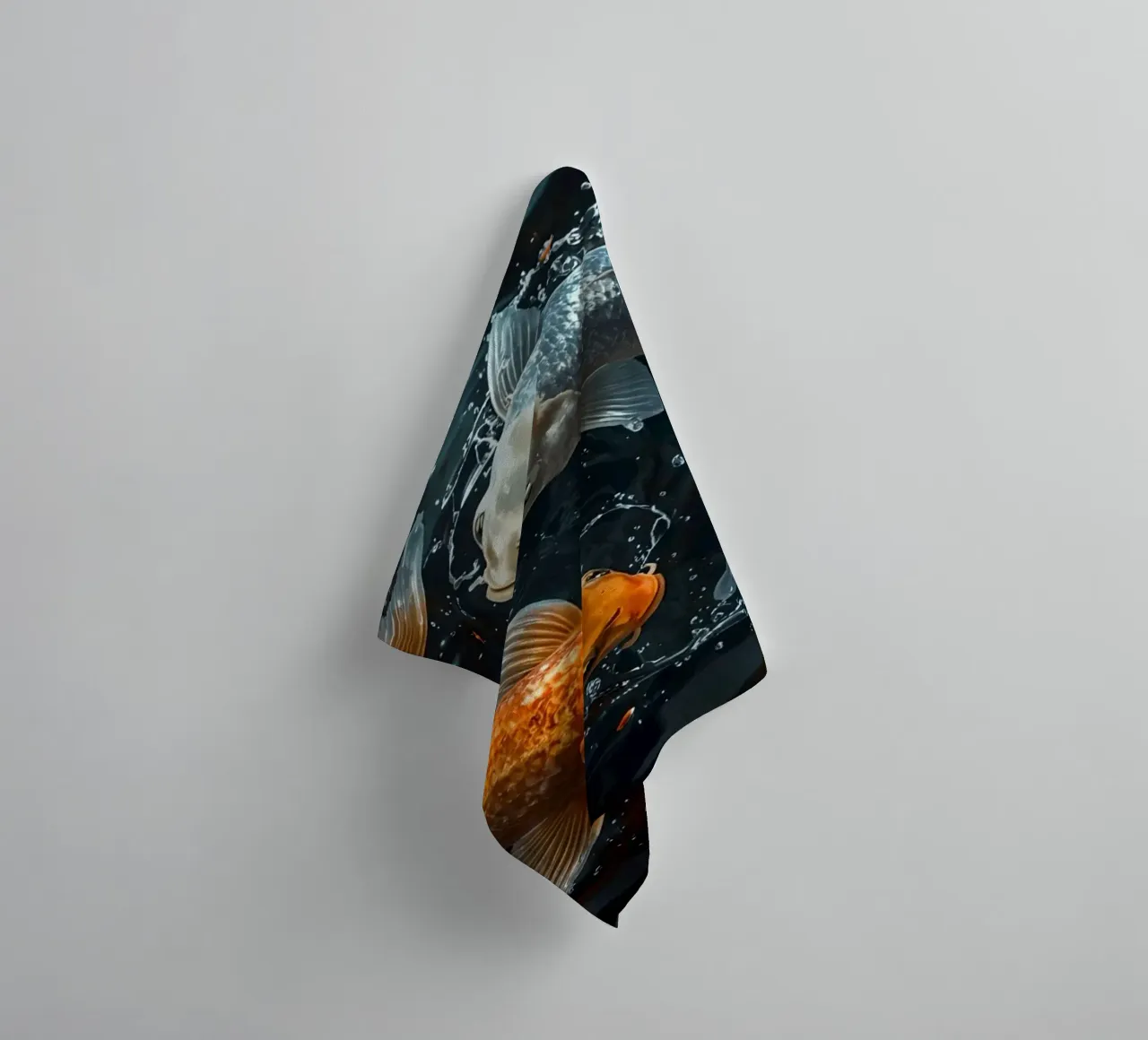Dos peces koi nadando en movimiento ying yaang creando ondas toalla de baño de DesignDoodle