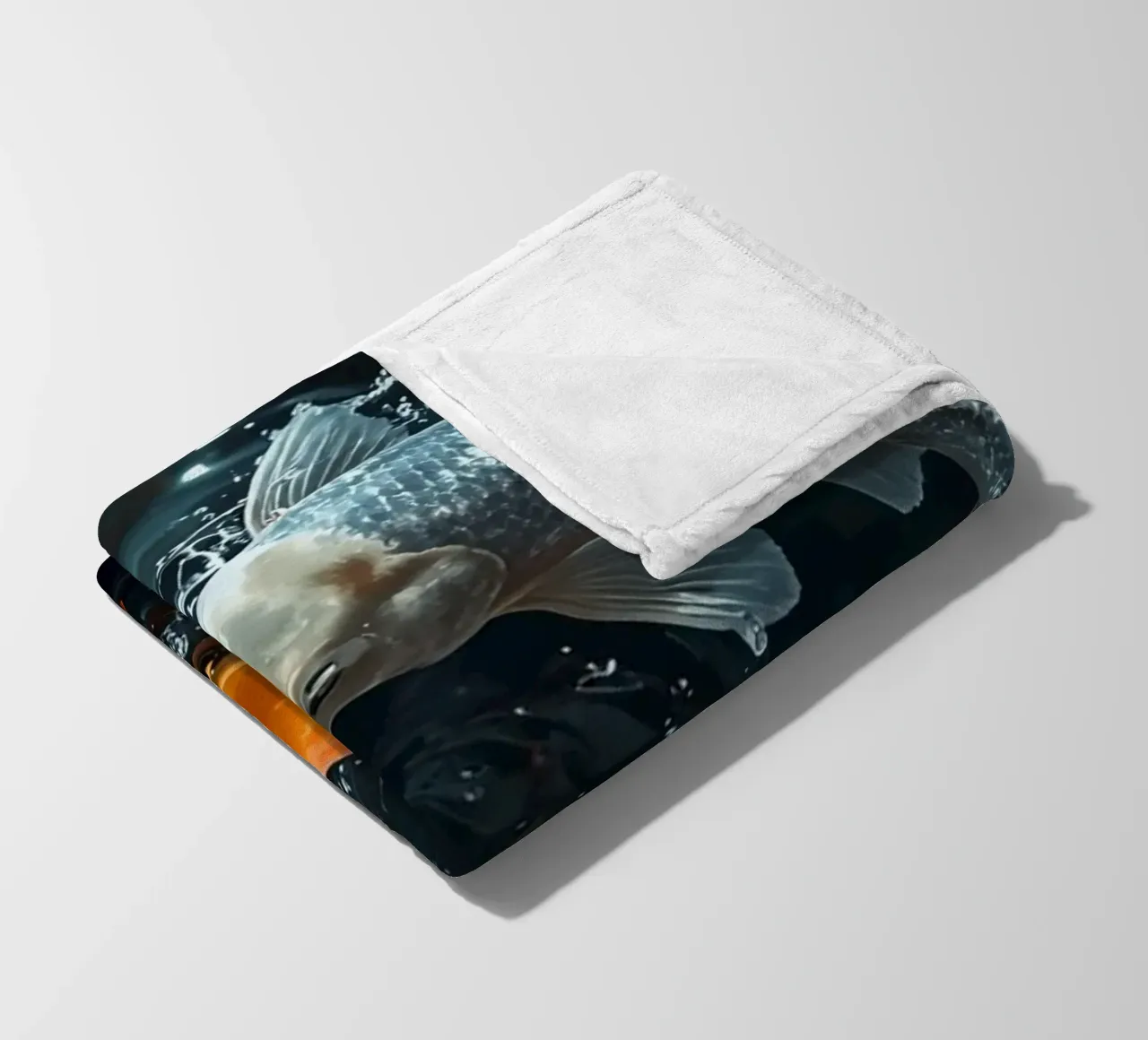 Due pesci koi che nuotano con movimento ying yaang creando increspature coperta in pile da DesignDoodle