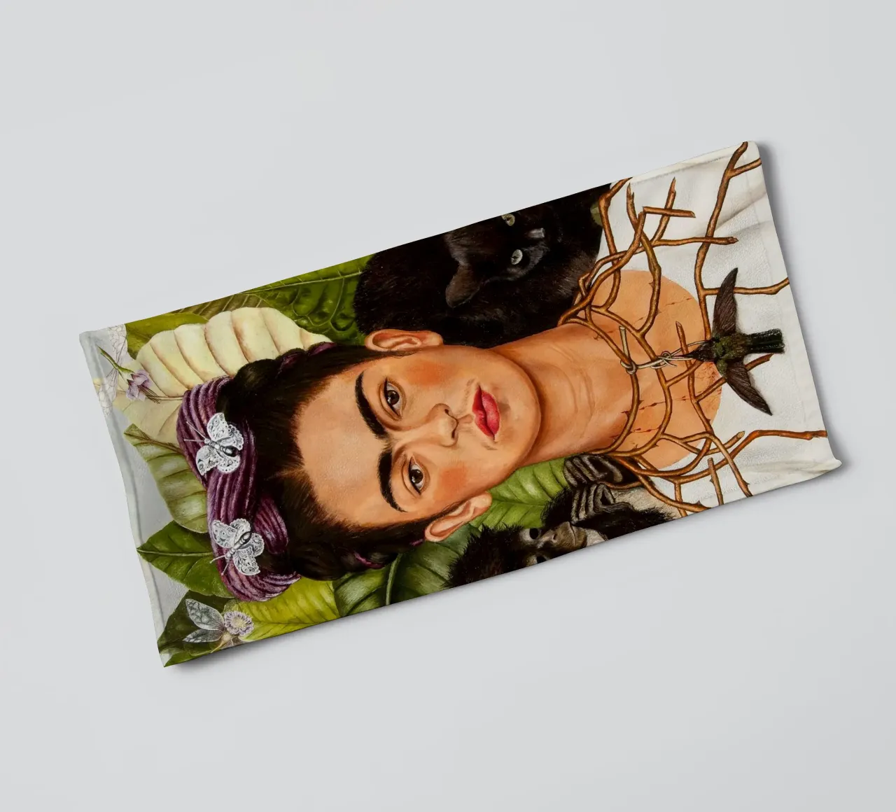 Autoritratto con collana di spine e colibrì di Frida Khalo asciugamano da bagno da Venus Art