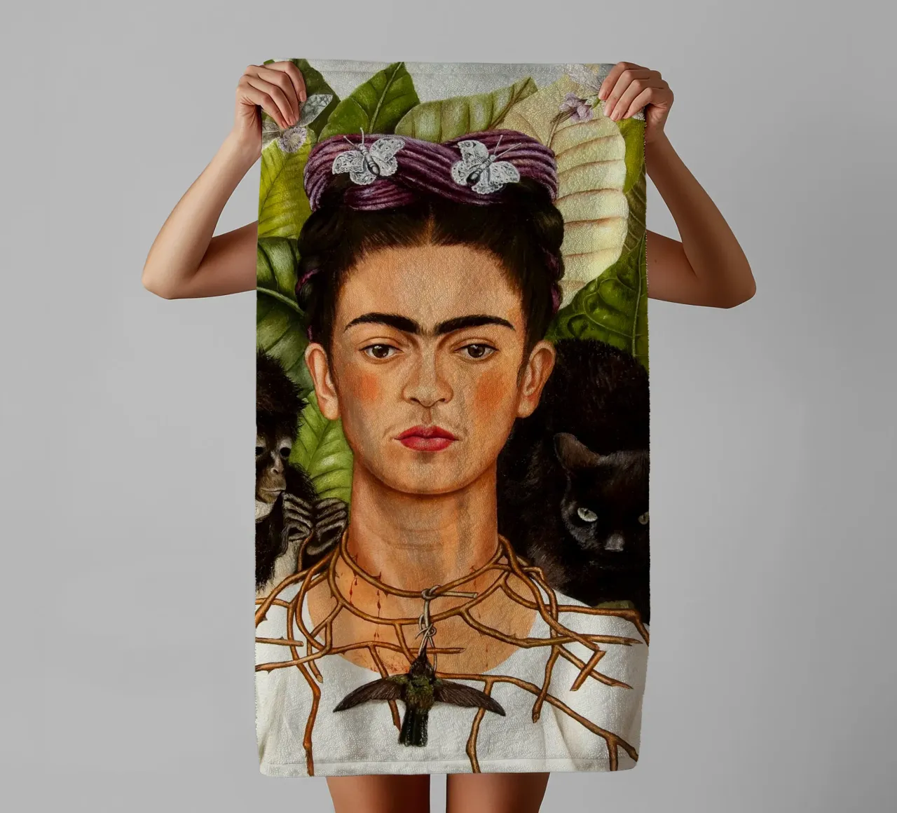 Autoritratto con collana di spine e colibrì di Frida Khalo asciugamano da bagno da Venus Art
