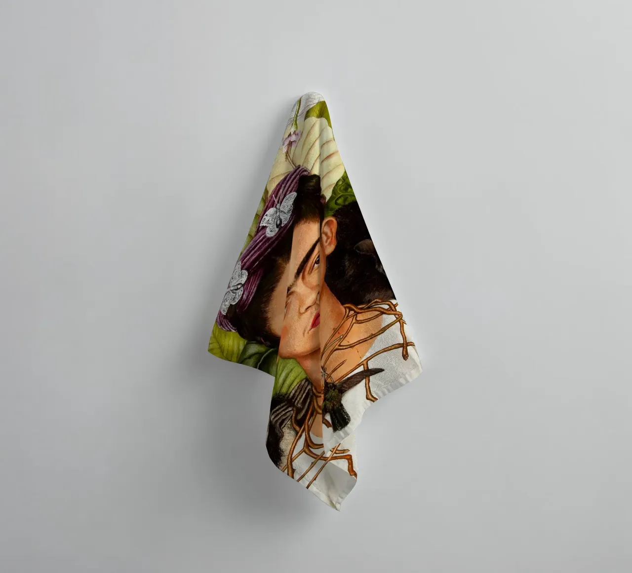 Autoritratto con collana di spine e colibrì di Frida Khalo asciugamano da bagno da Venus Art
