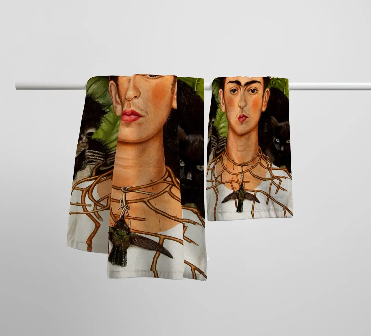 Autoritratto con collana di spine e colibrì di Frida Khalo asciugamano da bagno da Venus Art