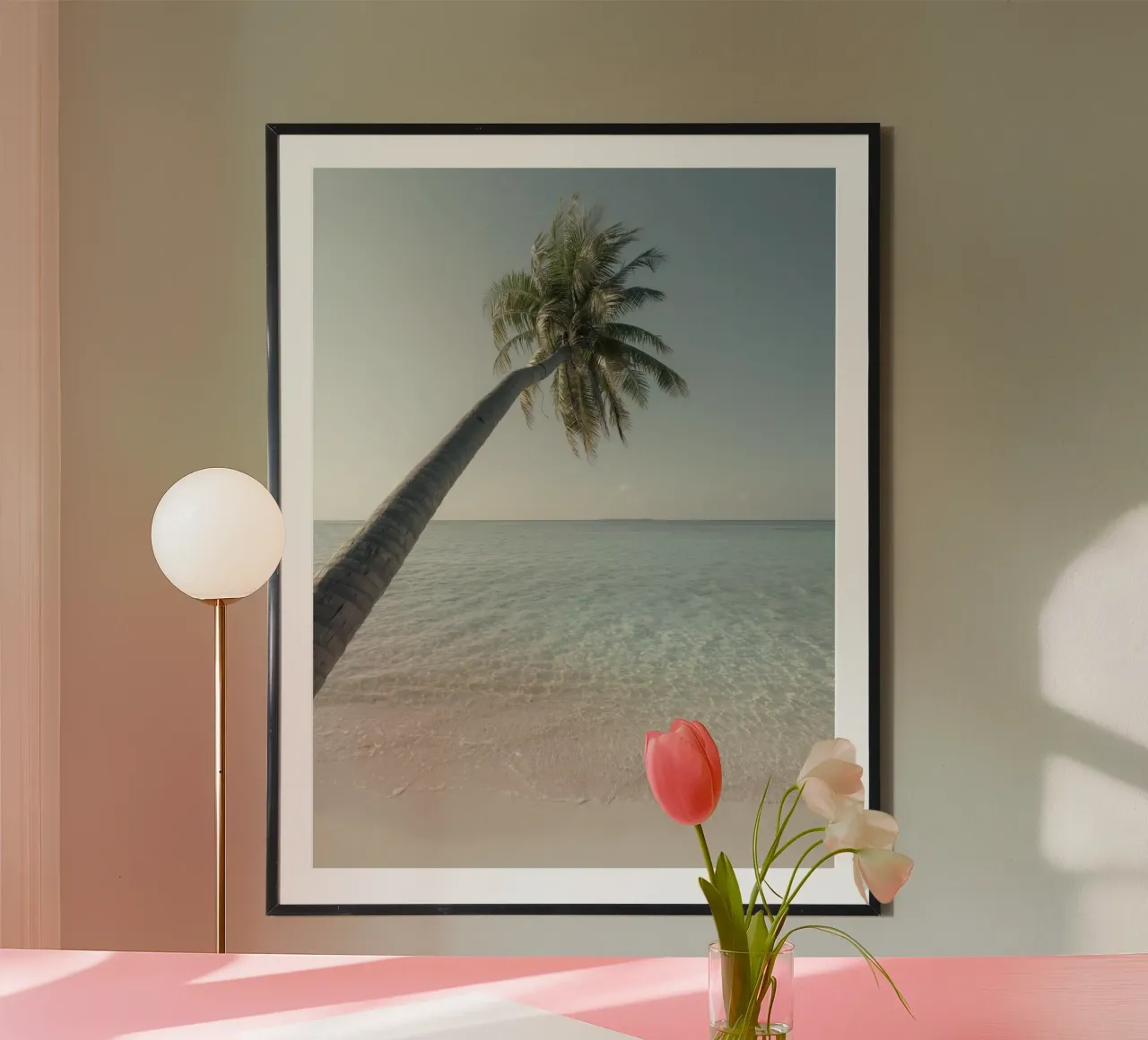 Singola palma in una spiaggia tropicale delle Maldive poster da Kimberley Jekel Photography