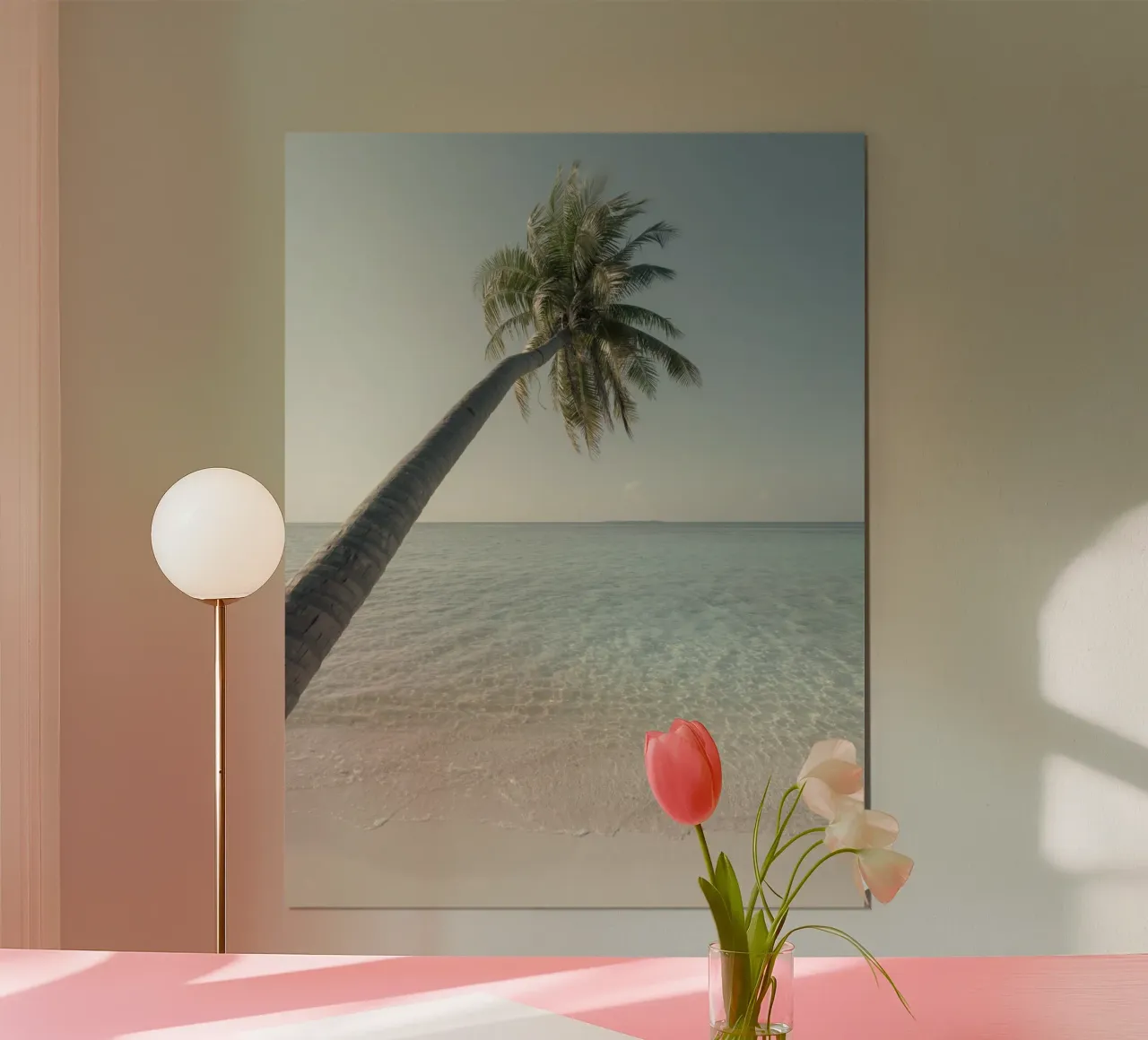Singola palma in una spiaggia tropicale delle Maldive poster da Kimberley Jekel Photography