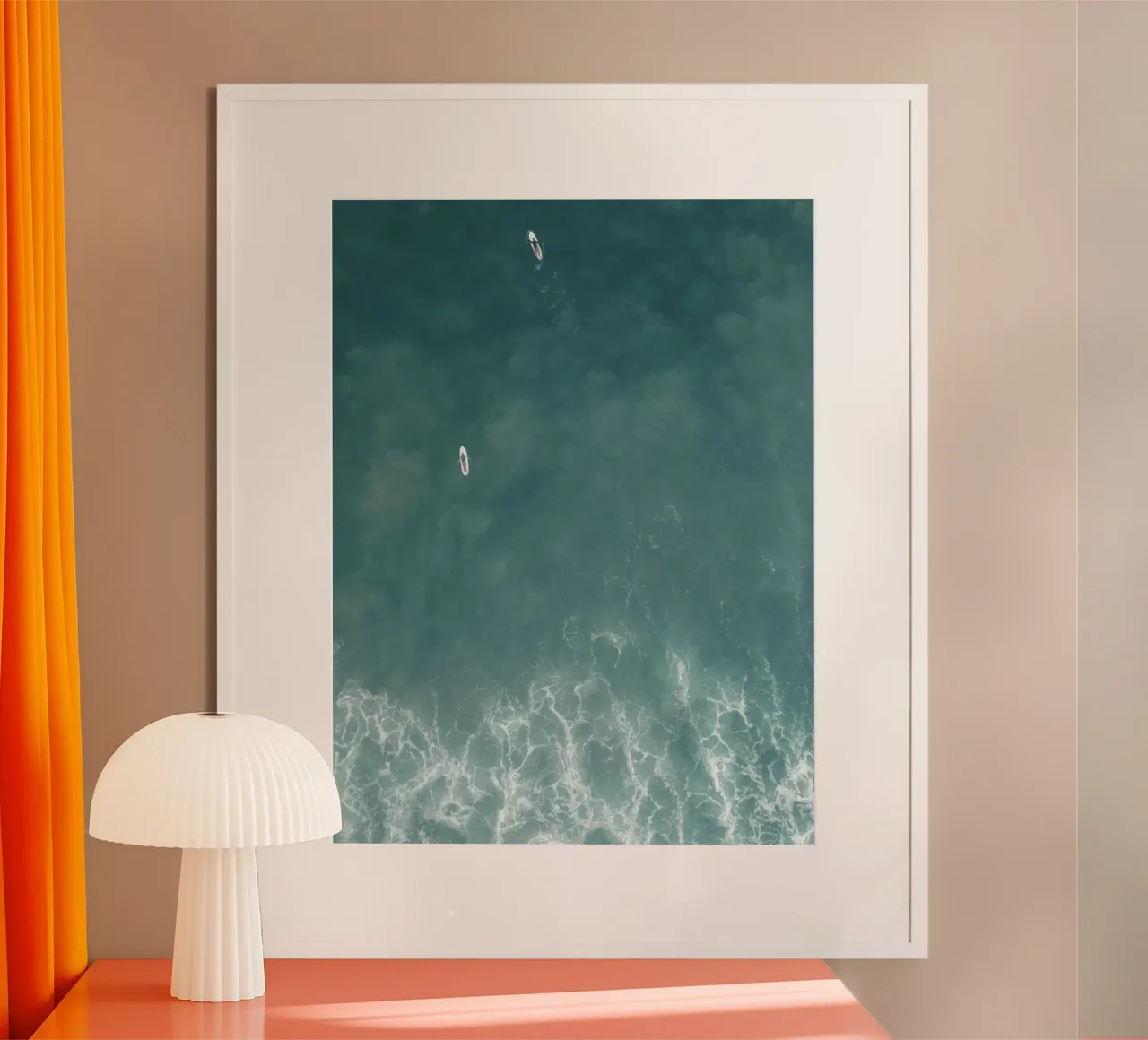 Prise de vue par drone de surfeurs dans l'océan au Sri Lanka poster de Kimberley Jekel Photography