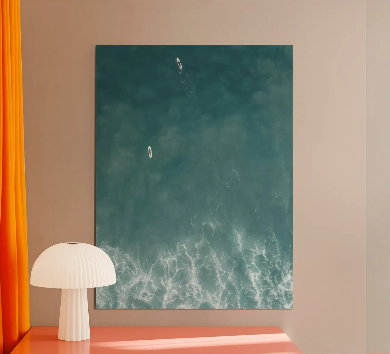 Prise de vue par drone de surfeurs dans l'océan au Sri Lanka poster de Kimberley Jekel Photography