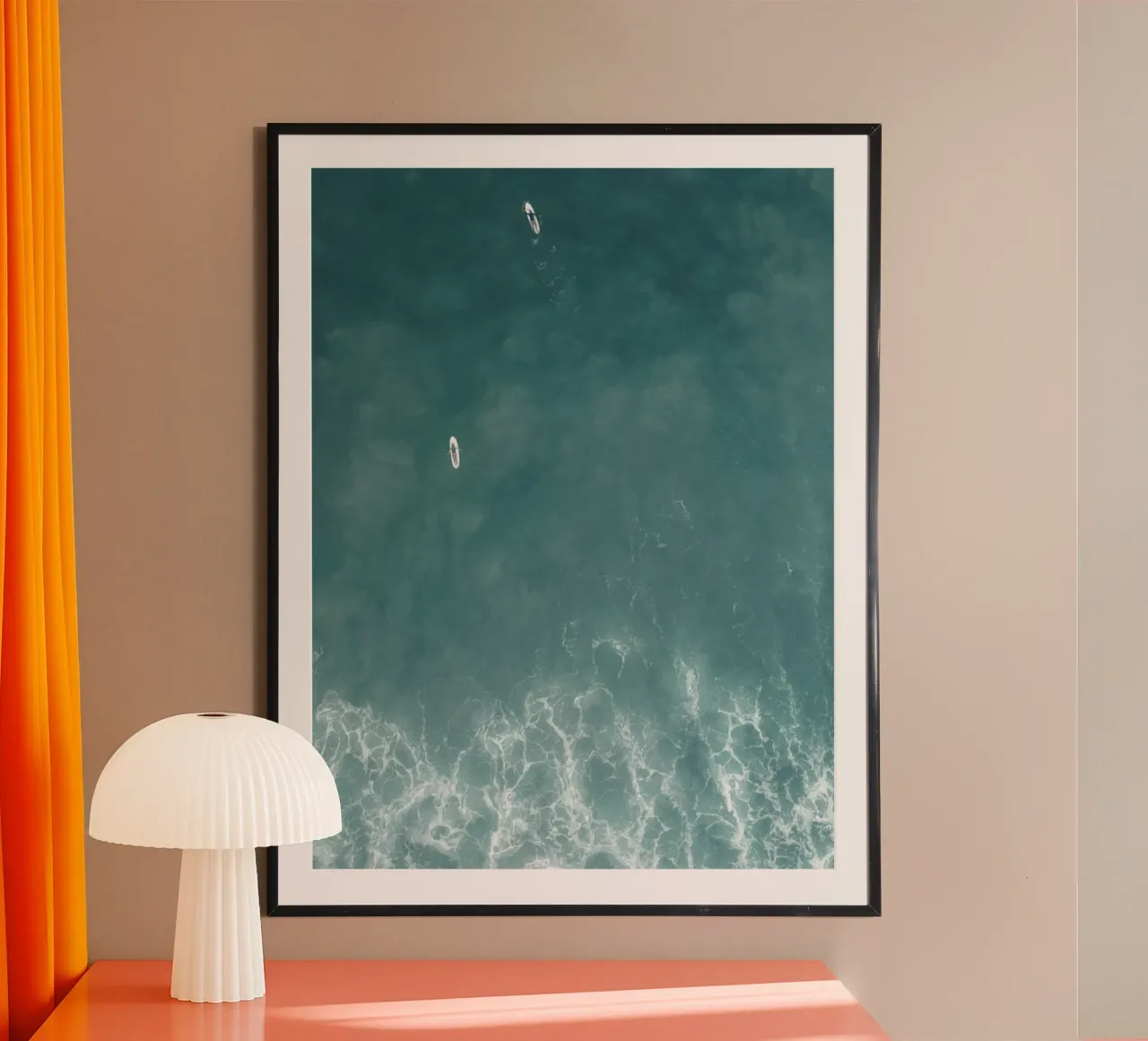 Prise de vue par drone de surfeurs dans l'océan au Sri Lanka poster de Kimberley Jekel Photography