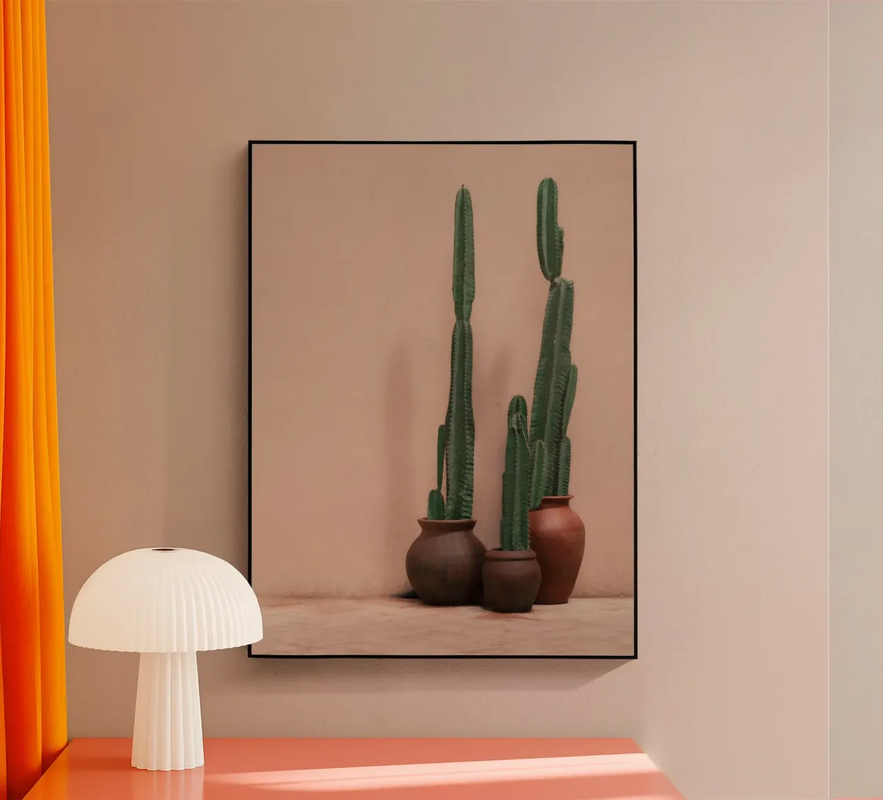 Cactus in vaso davanti a un muro rosa plexiglass da Kimberley Jekel Photography