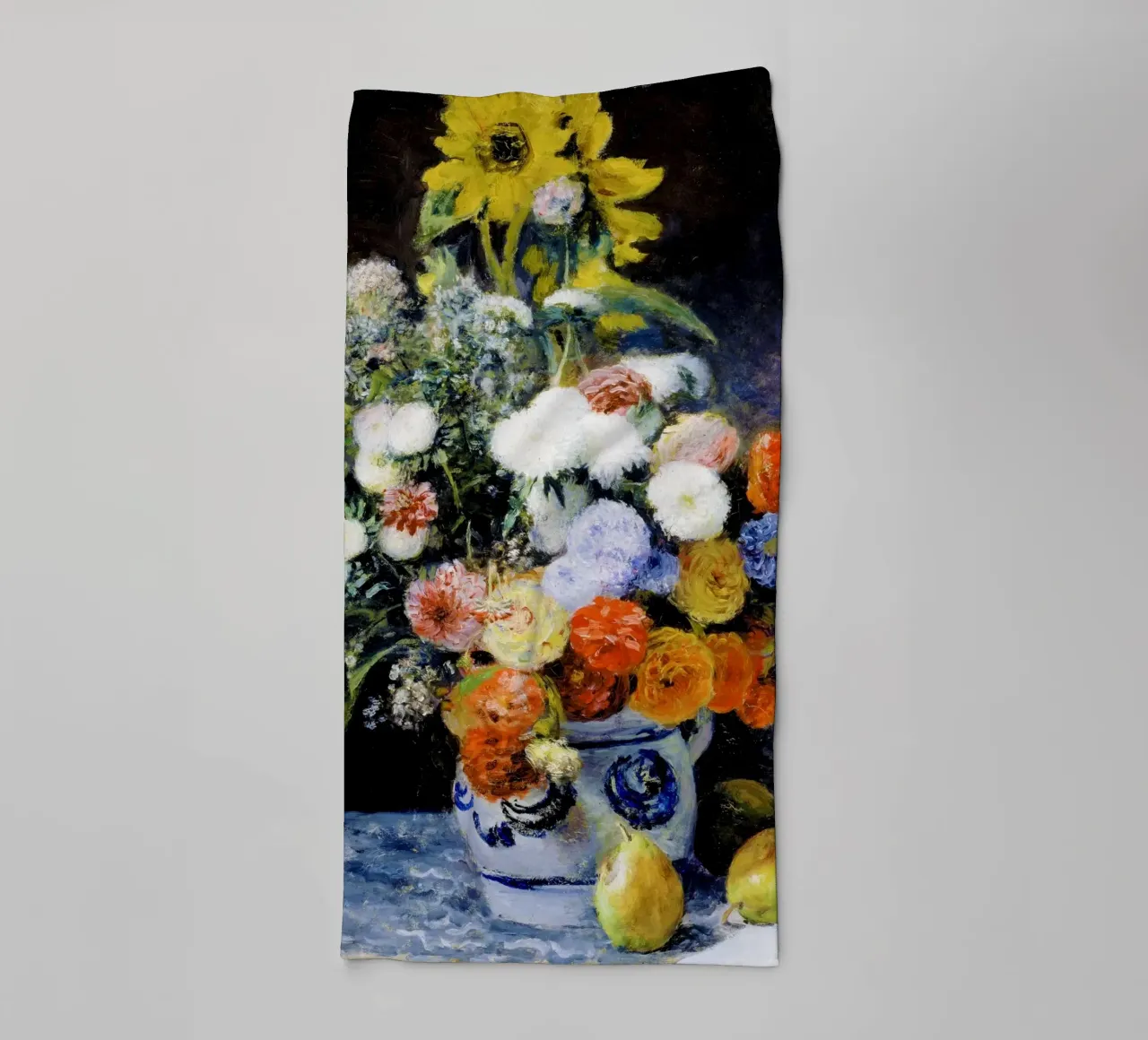 Fiori misti in un vaso di terracotta di Renoir asciugamano da bagno da Venus Art