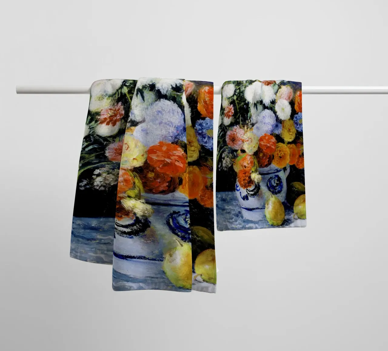 Fiori misti in un vaso di terracotta di Renoir asciugamano da bagno da Venus Art