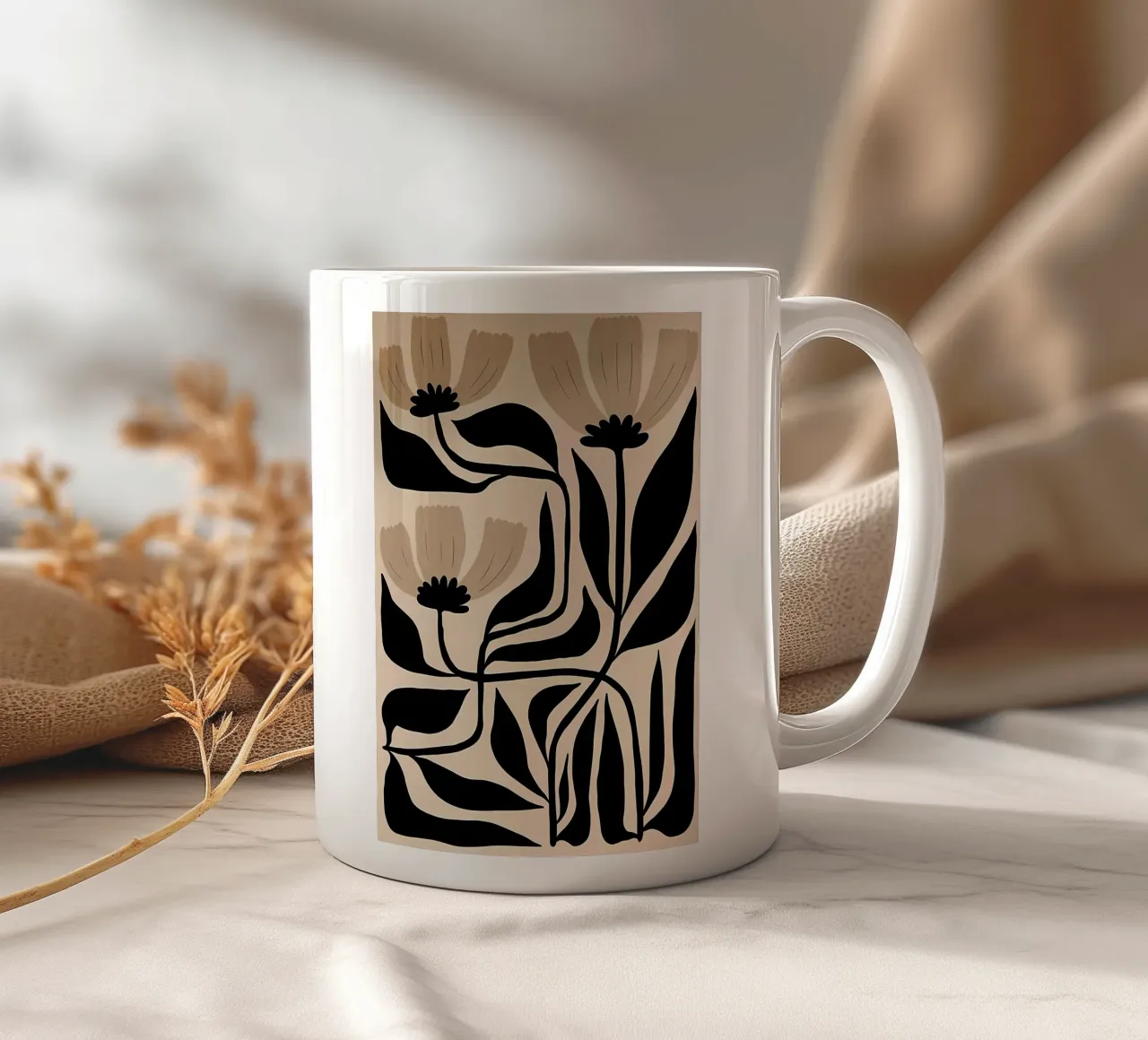 Fiore nero e beige tazza in ceramica da Haleigh